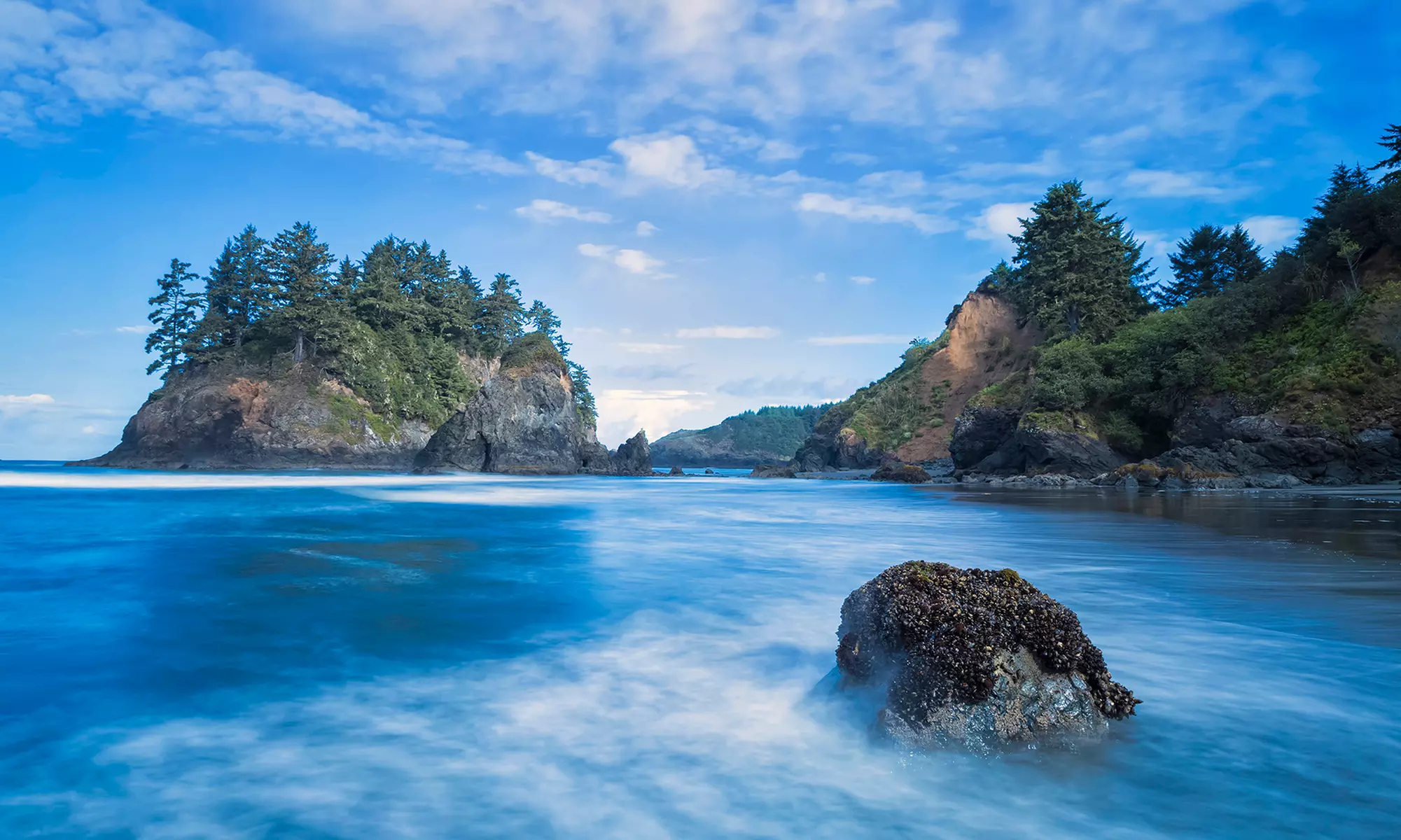 Stay with Daily Breakfast at Red Lion Hotel Eureka in California. Dates into May. - Primary Image