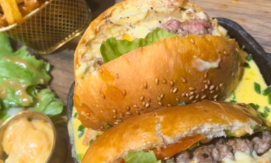 Image 4: Menu burger avec frites ou salade et dessert, sur place ou à emporter