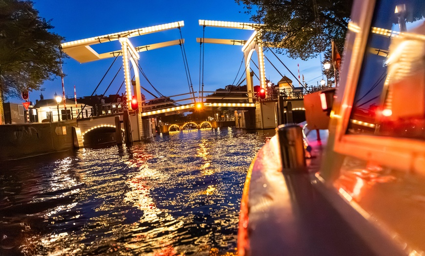 Image 33: Grachten vol lichtjes en legendes: een avondcruise door Amsterdam