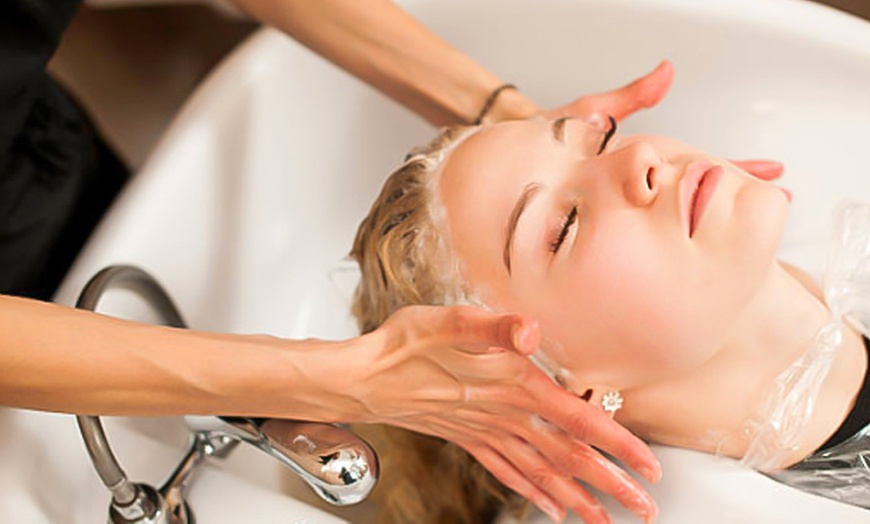 Image 2: Revive Your Locks with a Deluxe Hair Journey