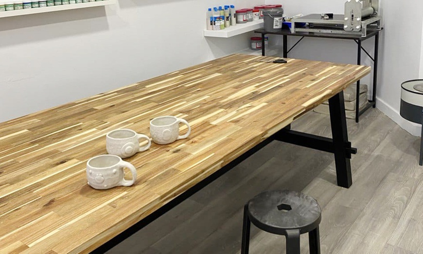 Image 4: Taller de cerámica "Crea y decora tu taza" de 2,5 h con bebida o té