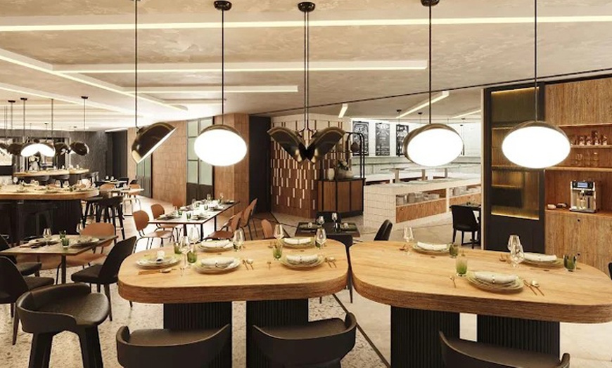 Image 12: Menú fusión para 2 o 4 personas con postre y opción a botella de vino