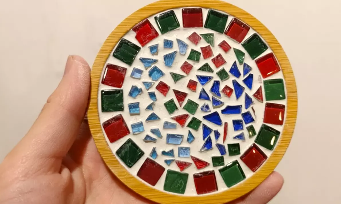 Taller de posavasos de mosaico en galería de arte en Madrid centro