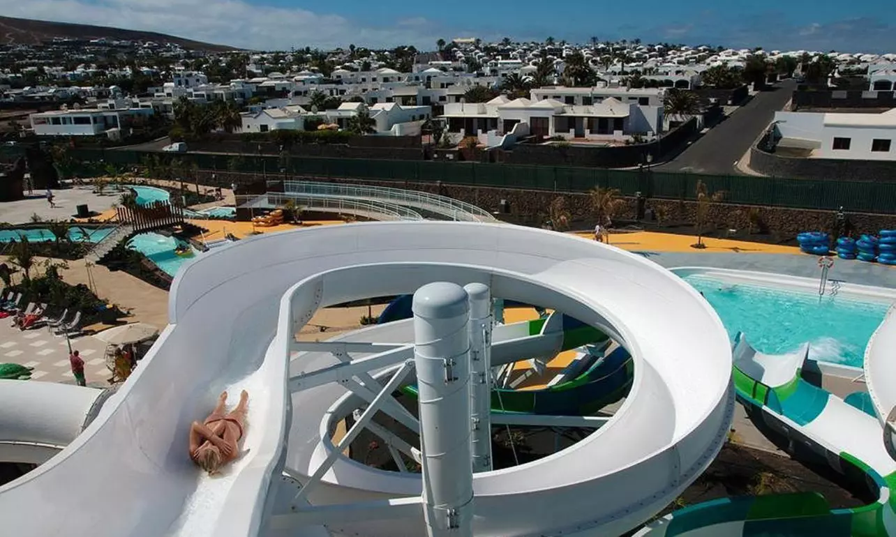 Entrada para niño o adulto a parque acuático Aqualava en Lanzarote