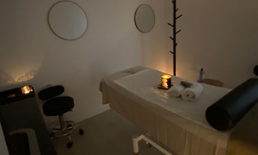 Image 9: Masaje relajante o descontracturante en pareja de 45 o 60 minutos 