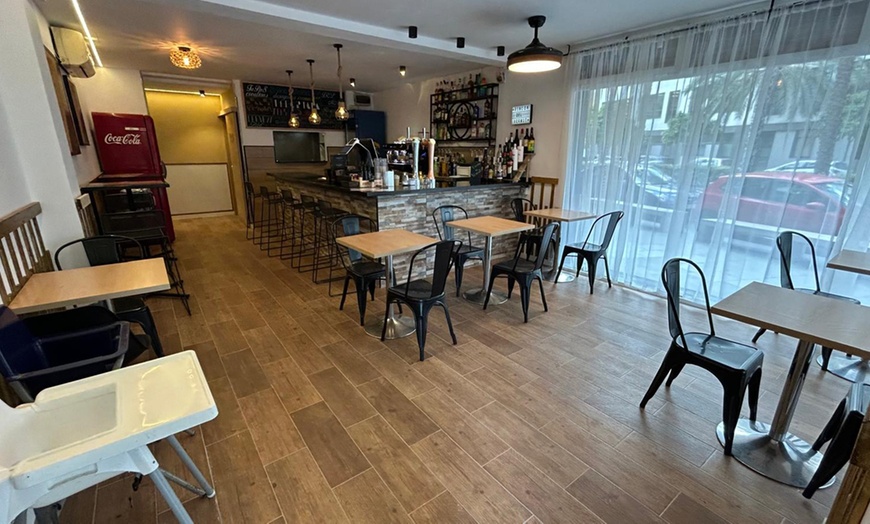 Image 4: Menú para 2 o 4 con entrante, principal, postre y botella de vino