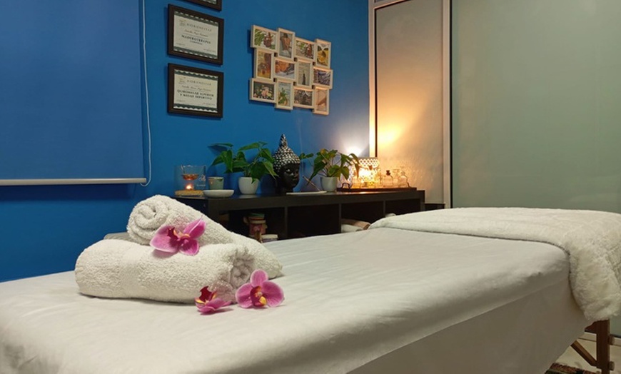 Image 2: Masaje corporal de 1h a elegir y presoterapia ocular para 1 persona