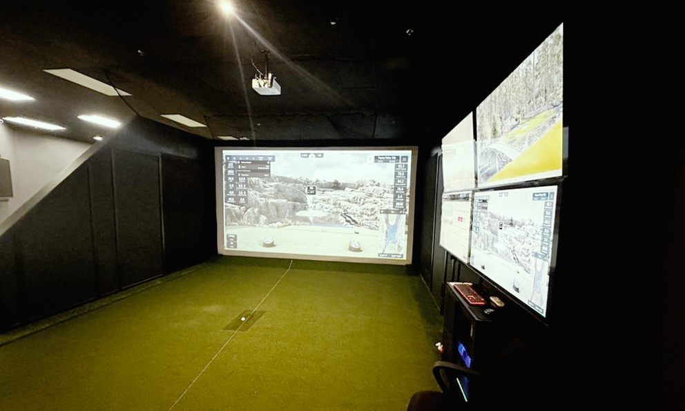Enjoy One or Two Hours of Virtual Golf in Standard or Luxury Bay