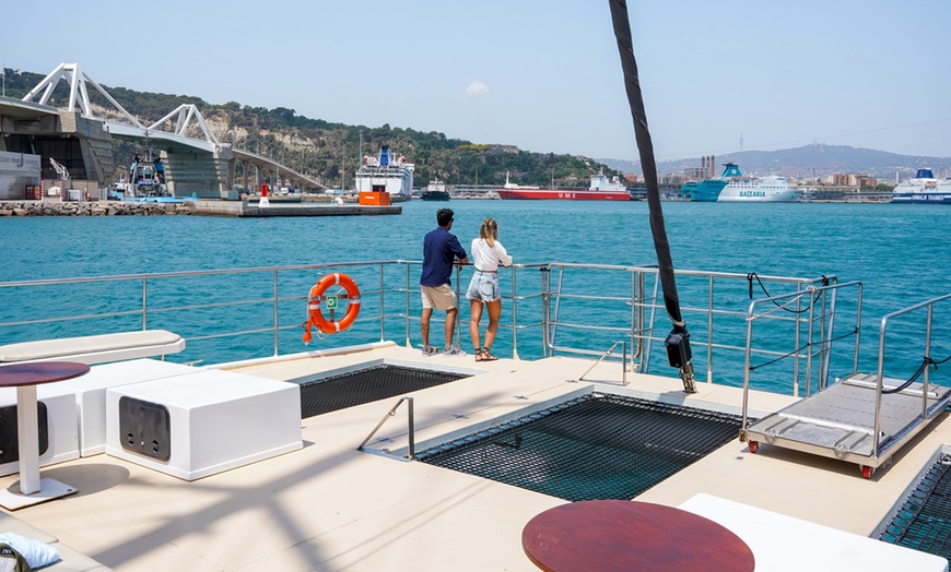 Image 9: Paseo de 1 hora en catamarán a vela por la costa de Barcelona