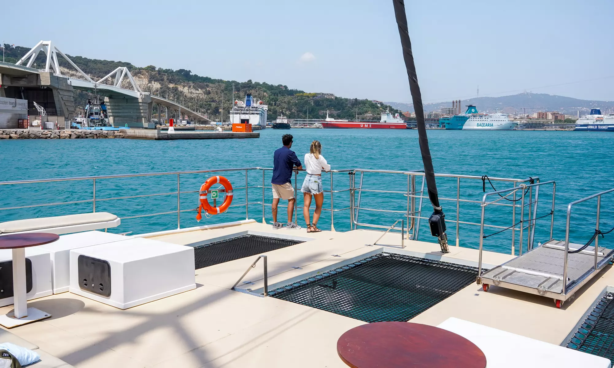 Paseo de 1 hora en catamarán a vela por la costa de Barcelona