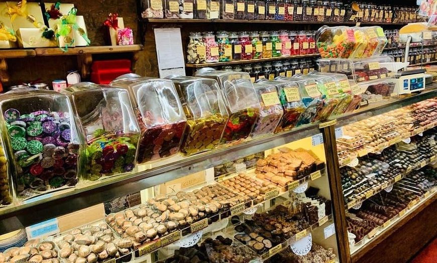 Image 2: NYC Christmas Holiday Tour – Iconic Sights & Myzel’s chocolates