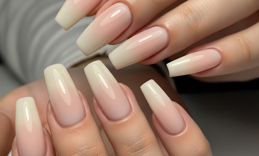 Image 3: Pose de vernis semi-permanent, de gainage ou de capsule Gel 