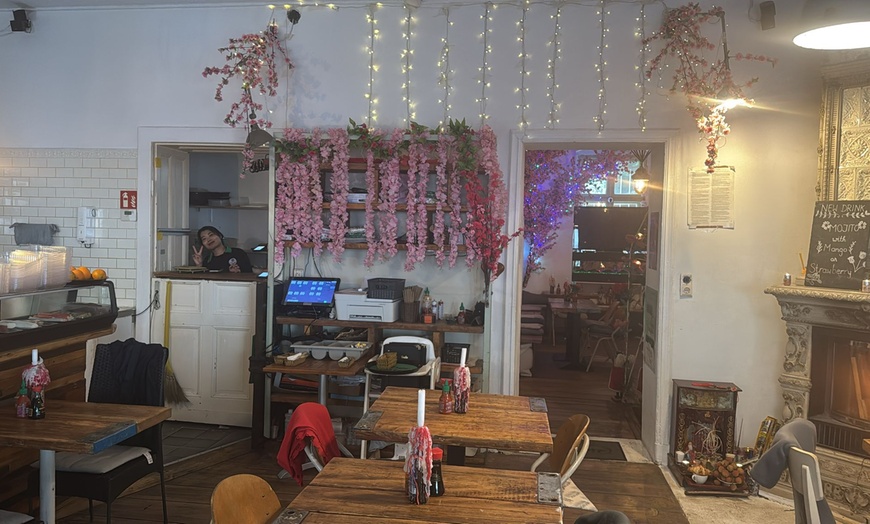 Image 4: Vielfältige Sushi-Menüs oder Party-Platte für 1, 2 oder 4 Personen 