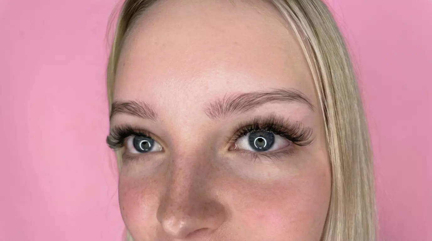 Set Wimpernverlängerungen (1:1 oder Hybrid) mit optionaler Auffüllung