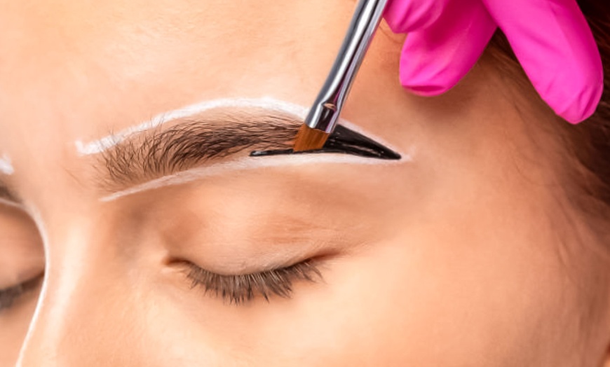 Image 12: Pestañas y cejas definidas con lifting, tinte o laminado
