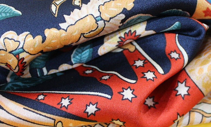 Image 14: Foulard en soie avec motif 