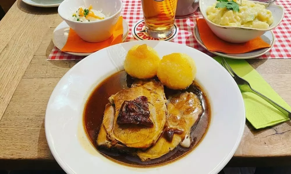 Bayrischer Klassiker nach Wahl inkl. Bier für 2 oder 4 Personen