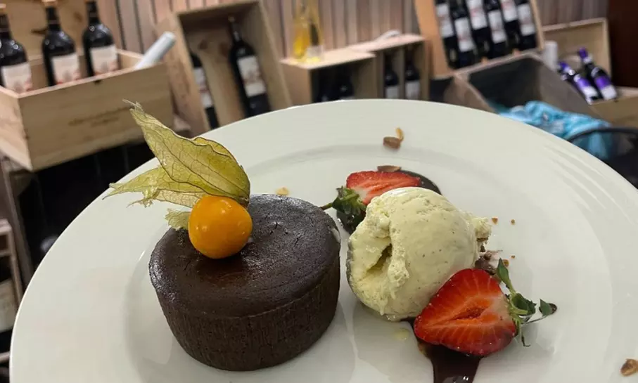 Cuisine provençale sur le port de Cassis au restaurant La Voute