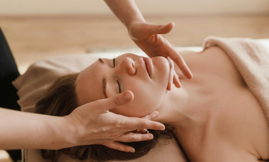 Image 2: 60 Min Massage or 105 Min Pamper Package for One Person 