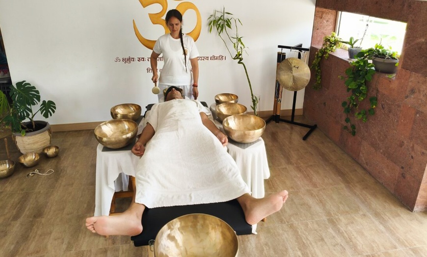 Image 4: Masaje con cuencos sonoros y reflexología podal para 1 o 2 personas 