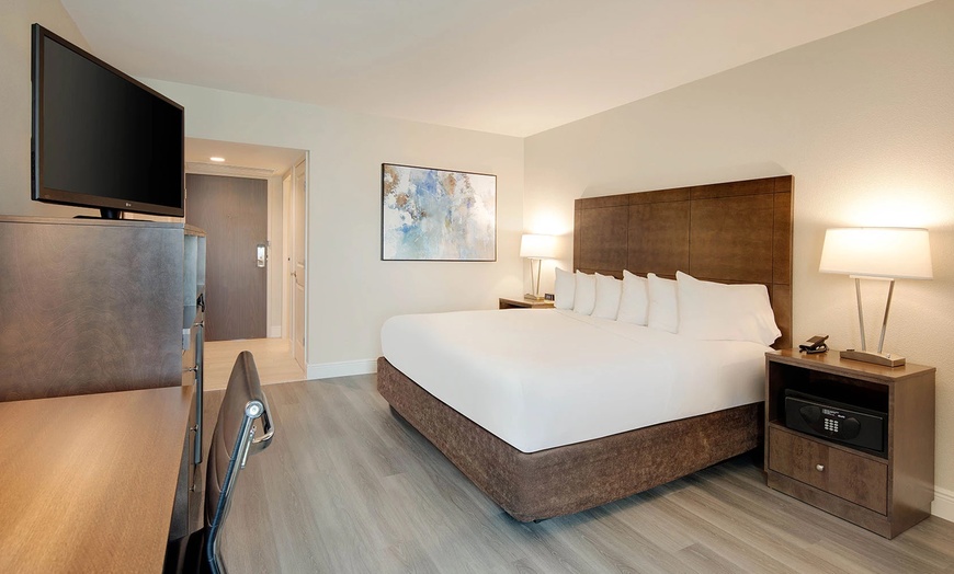 Image 6: Member-Only Deal: Steps from shopping, dining, & Orlando theme parks