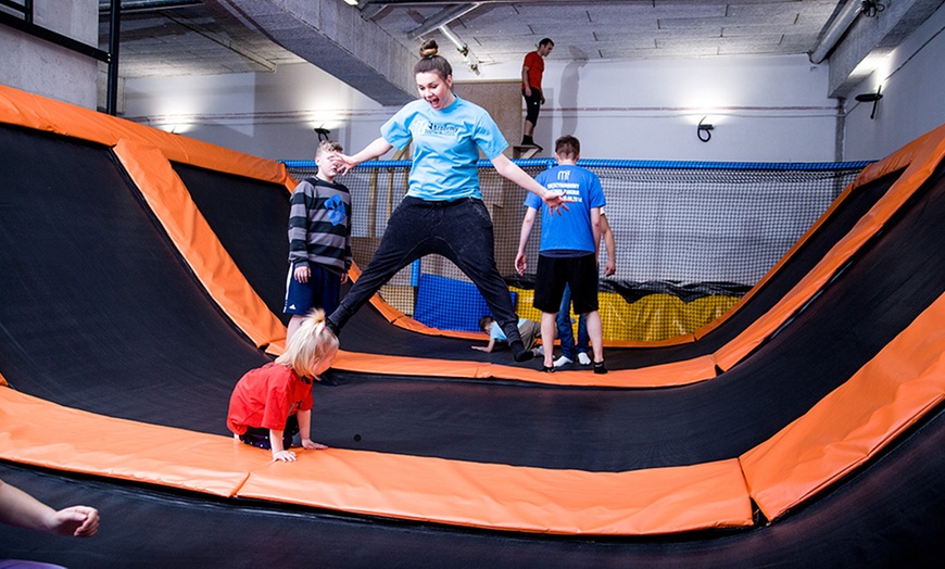 Image 3: Wejście na trampoliny, parkour i więcej
