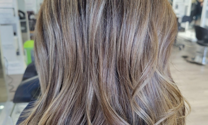 Image 8: Get Sleek Hair with Brazilian Blow Out Short Hair