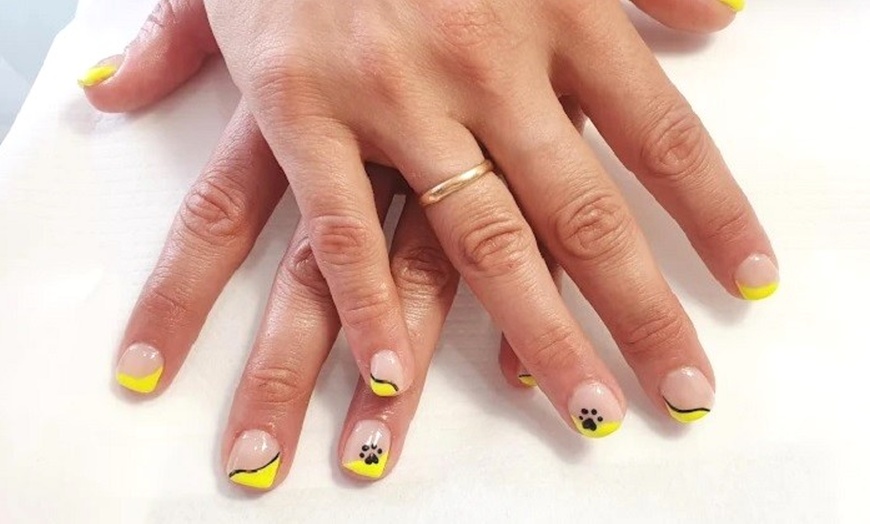 Image 11: Sesión de manicura, pedicura o ambas con esmaltado a elegir para 1