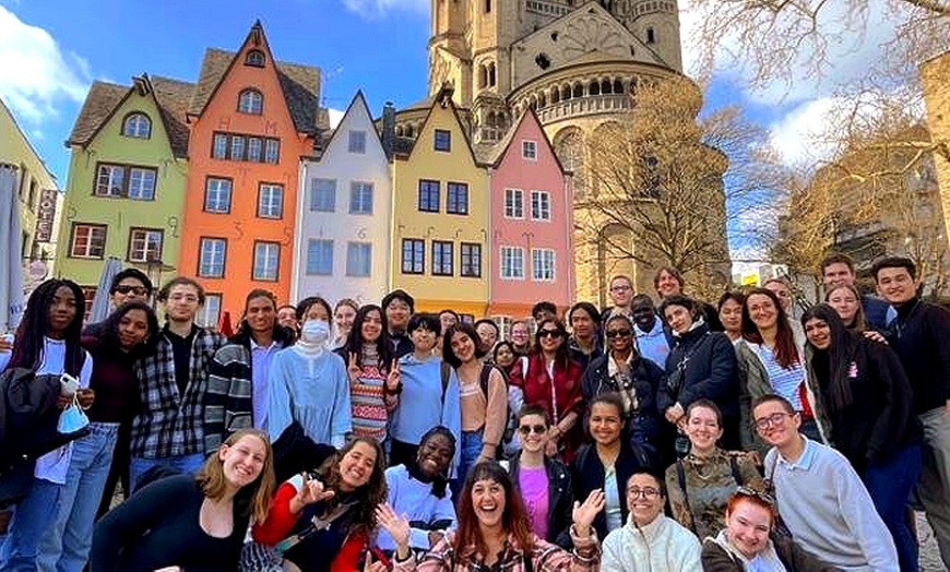 Image 2: Englischsprachige City Tour durch Köln für 1, 2, 4 oder 6 Personen