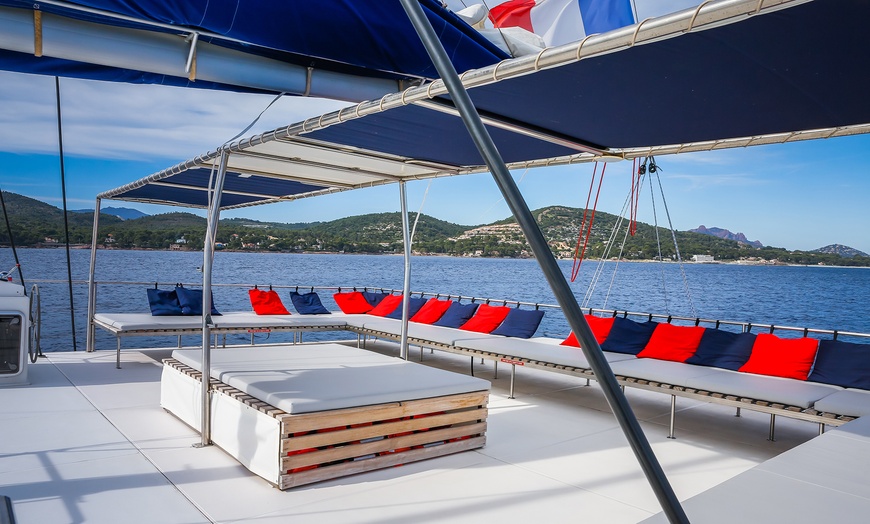 Image 4: Paseo en catamarán con baño en alta mar y bebida para niño o adulto