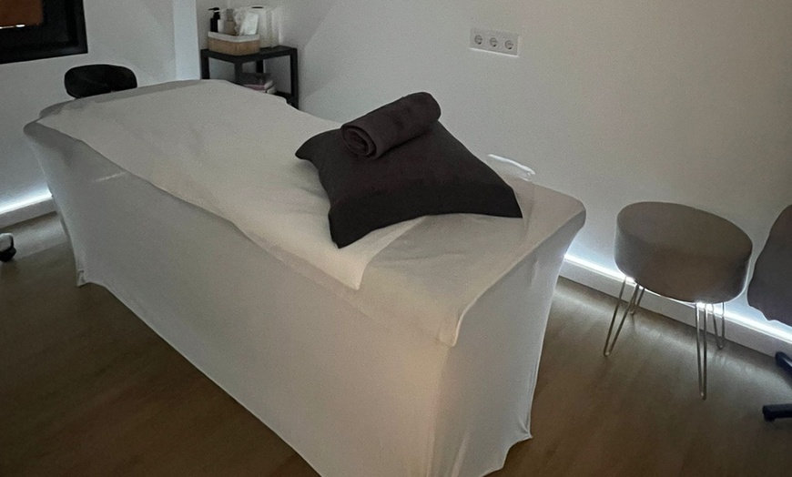 Image 5: Masaje a elegir de 45 minutos con opción a reflexología y craneofacial