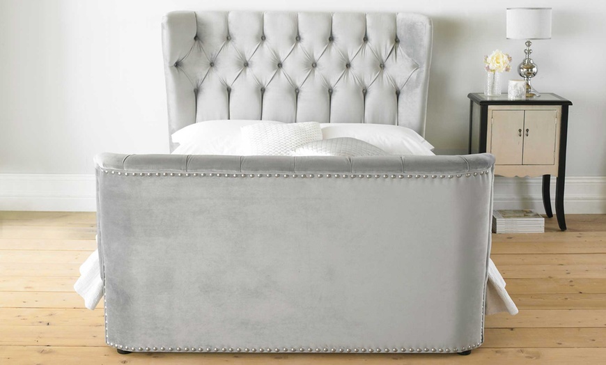 Image 4: Curved Winged Chesterfield Bed