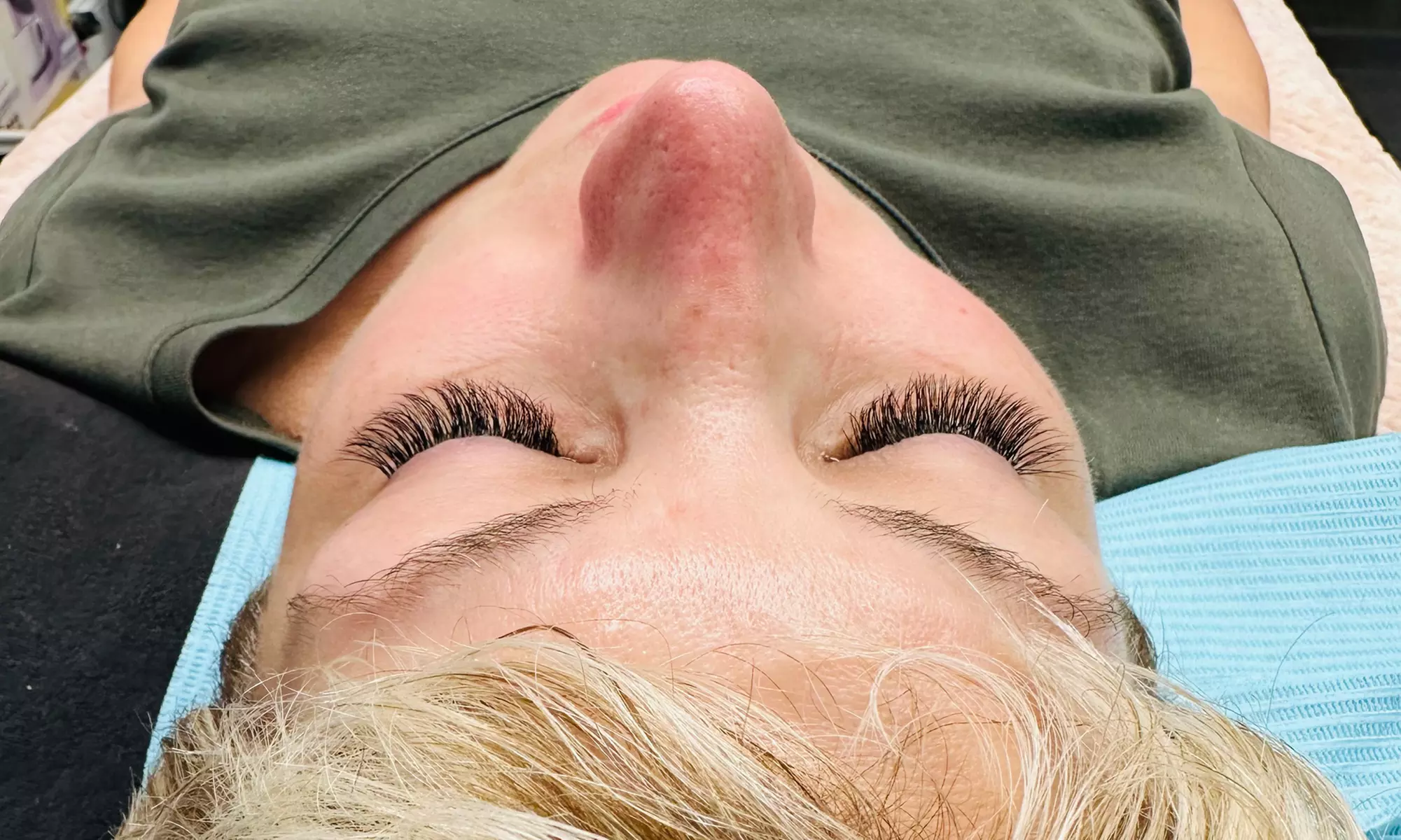 Get stunning eyelash extensions with classic and hybrid options