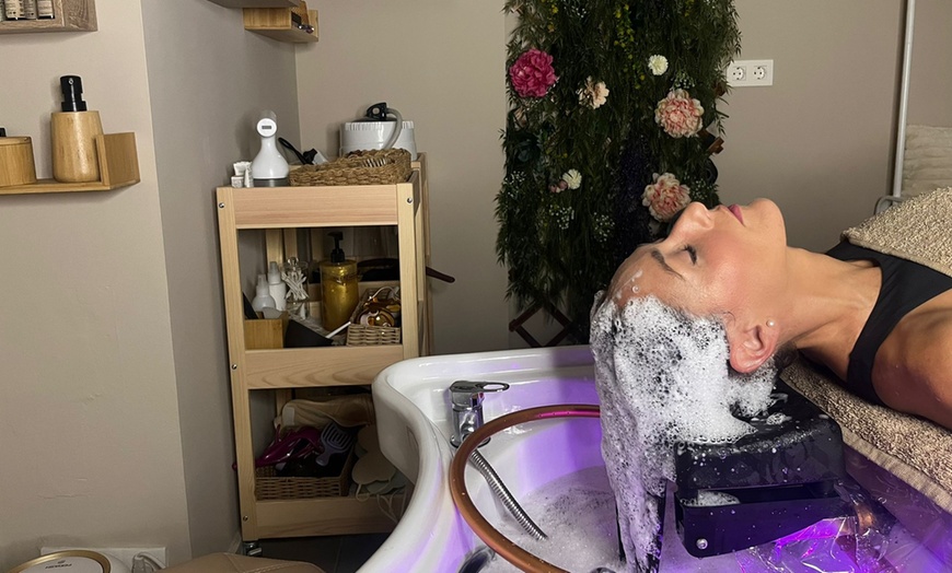 Image 2: 45, 60 o 90 minutos de tratamiento head spa con bebida de cortesía