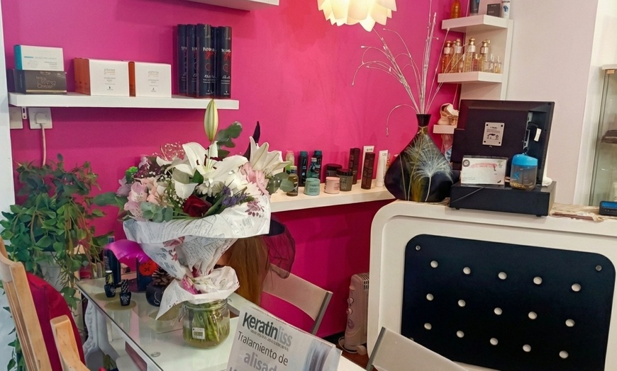 Image 5: Manicura con esmaltado clásico o semipermanente para 1 persona