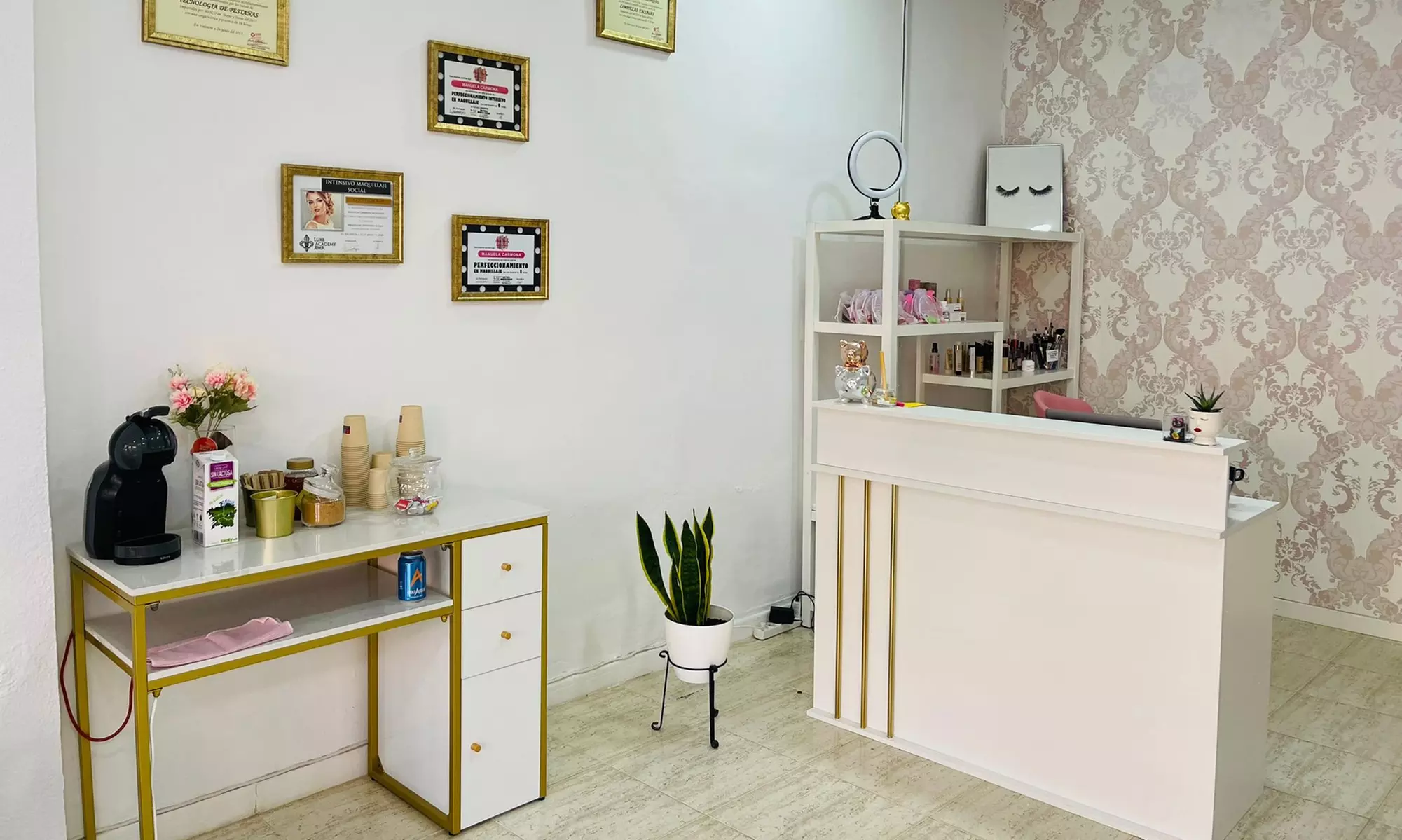 Belleza de pestañas y opción a cejas en Krmona Academy