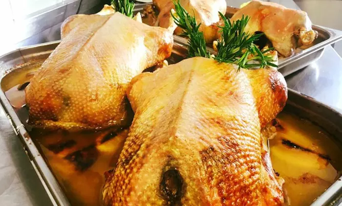 Gans zum Abholen oder Liefern mit Beilagen und Rotwein - WESTERMANN´s