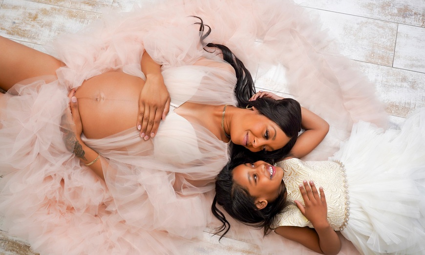 Image 3: 30-Minute Maternity Studio Photoshoot with Dresses and Digital Image