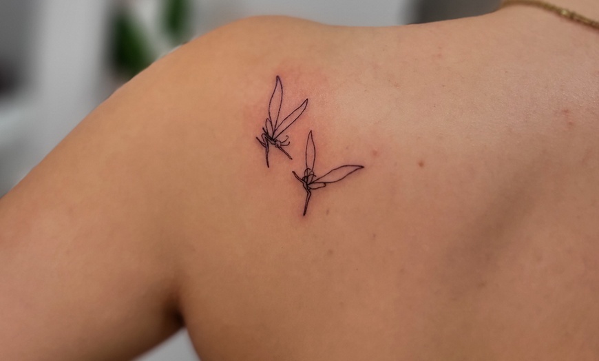 Image 2: 1 o 2 mini tattoos de línea fina y tinta negra de hasta 5 cm