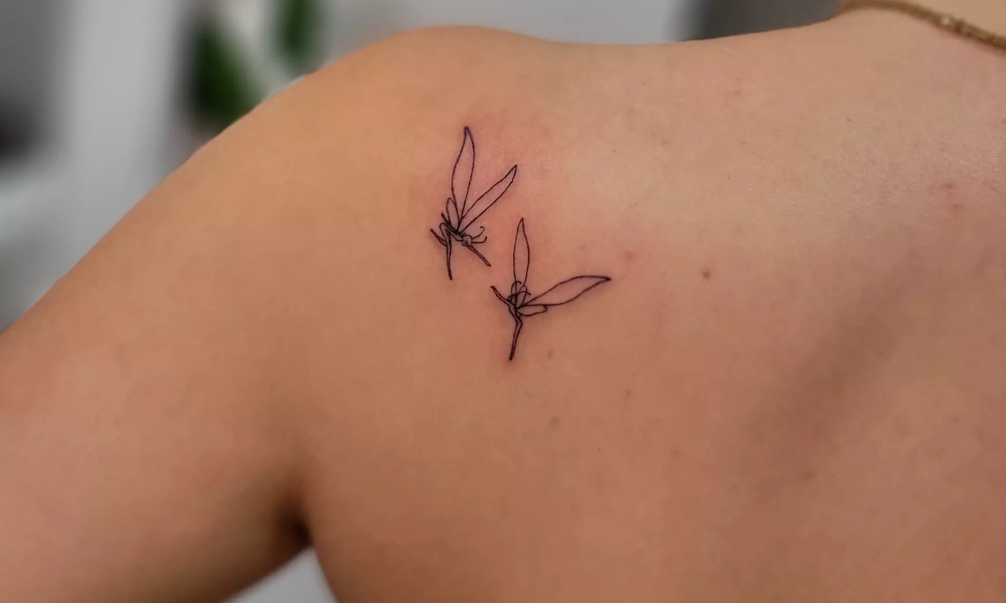 1 o 2 mini tattoos de línea fina y tinta negra de hasta 5 cm