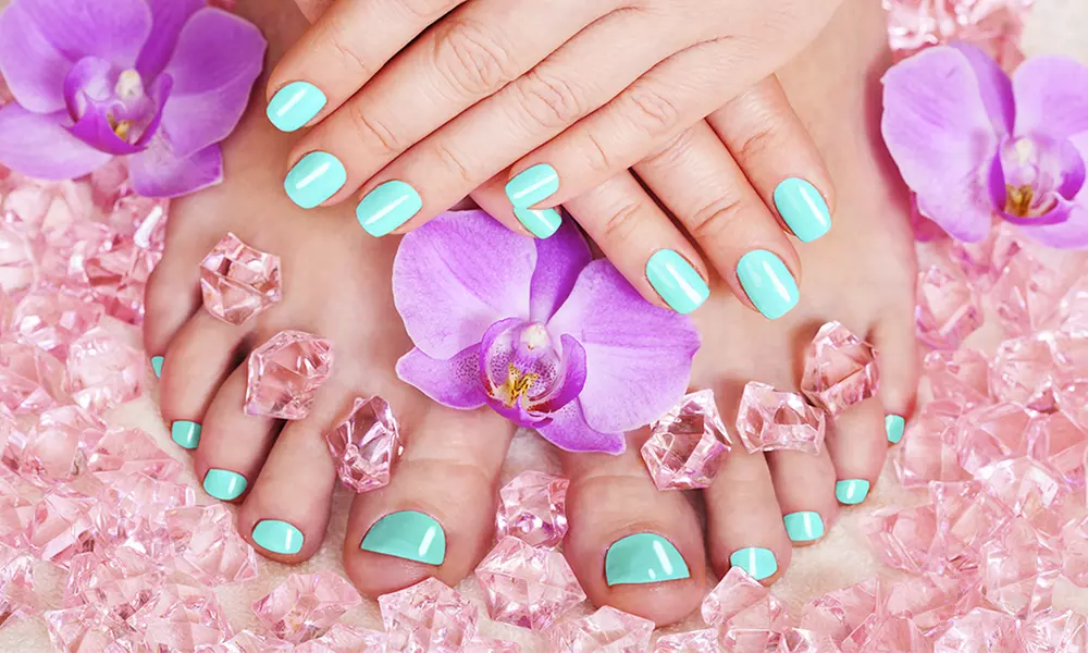 Manicure i pedicure hybrydowy lub przedłużanie paznokci żelem