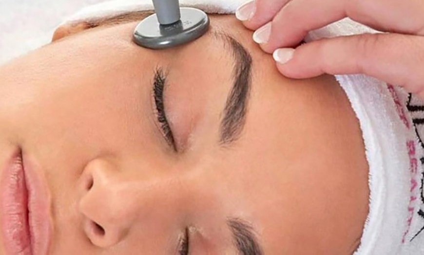 Image 2: Radiofrecuencia facial Indiba con higiene y exfoliación