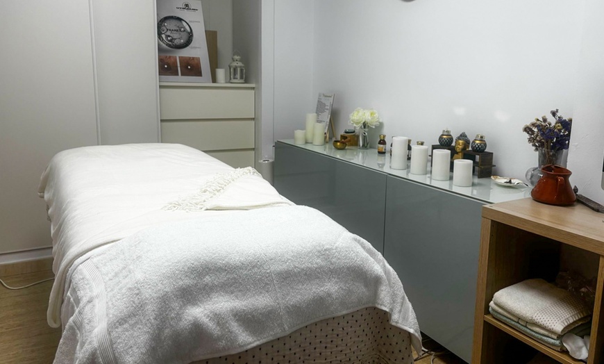 Image 2: Tratamiento facial Hollywood Peel con carbón y/o principio activo