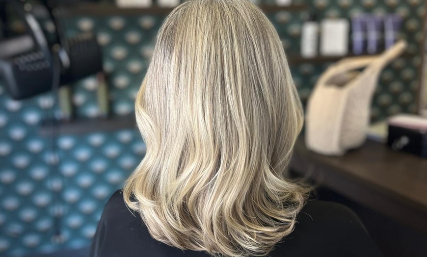 Image 6: Des forfaits coiffure au salon avec Olivia Bajulaz