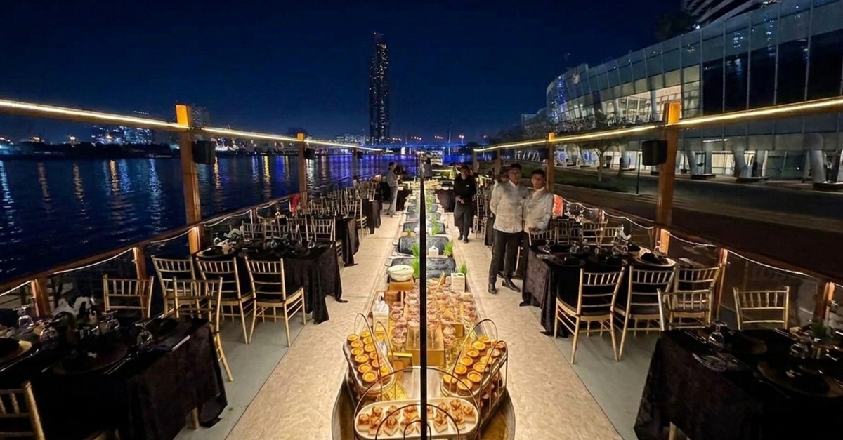 Luxury Dubai Canal Cruise With Soft Or House Beverages Luxury Dubai Canal Cruise With Soft Or House Beverages