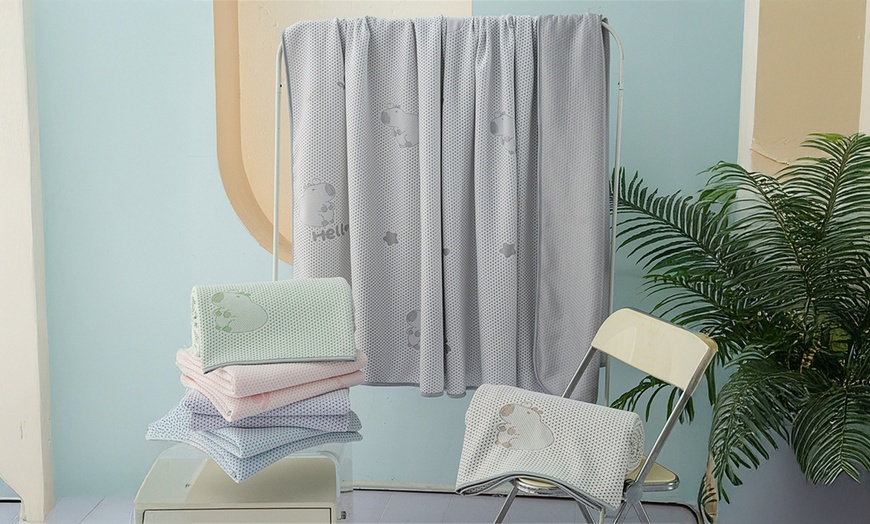 Image 10: Summer Cooling Comforter with Premium Ocean Silk Fabric