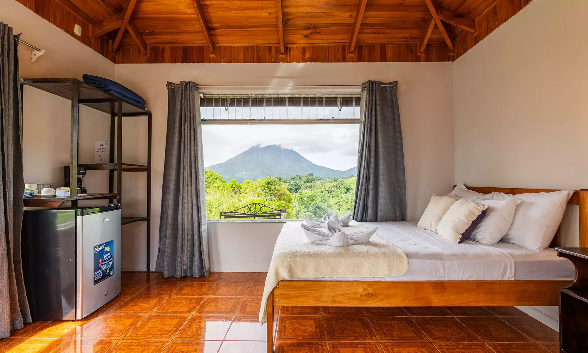 ✈ 4-Night Costa Rica Getaway: Chateau Arenal w/ Air & Hotels