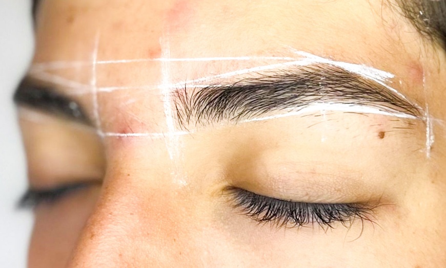 Image 9: Pestañas y cejas definidas con lifting, tinte o laminado