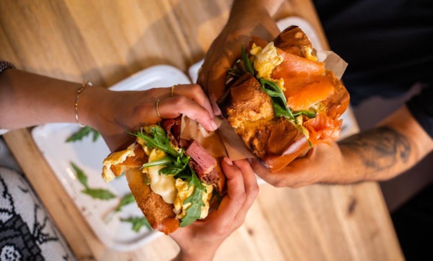 Image 1: Egg Drop Sandwich (Briochebrot mit Rühreier) für 1, 2 oder 4 Personen