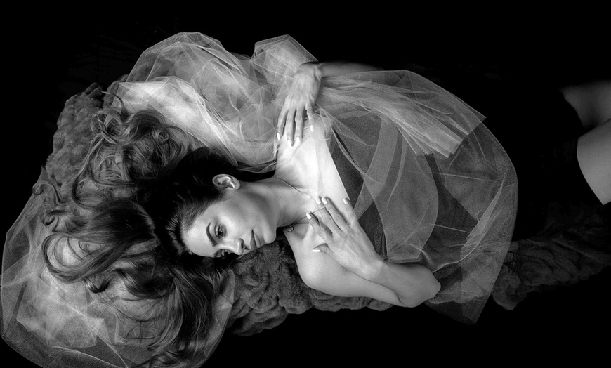 Image 2: Up to 90% Off on Glamour Photography at Pixom Studio